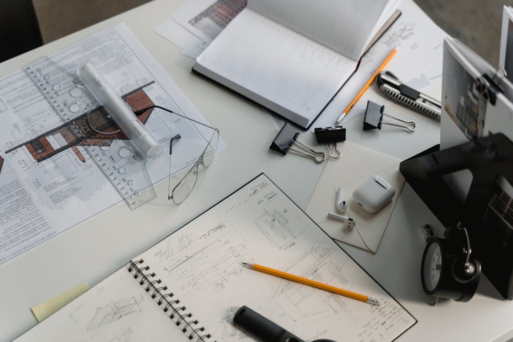 Espacio trabajo arquitectónico con planos y herramientas para planes de pensiones