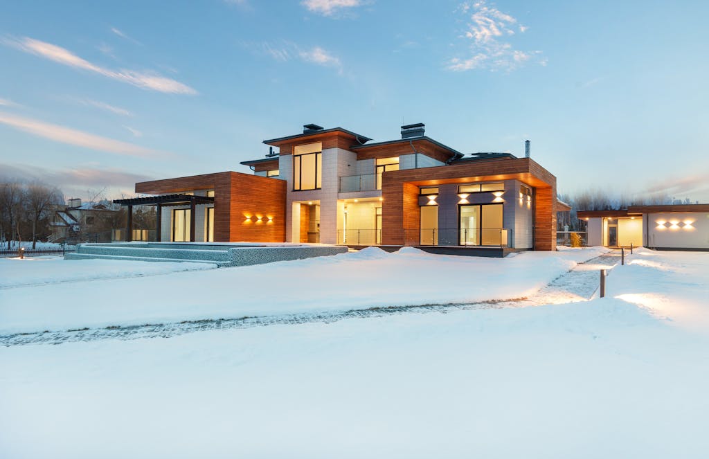 Vivienda moderna financiada con hipoteca - villa contemporánea en invierno