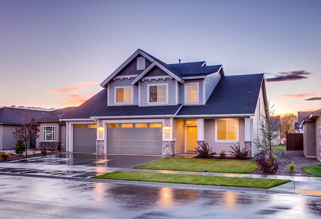 Casa moderna suburbana al atardecer para ilustrar venta nuda propiedad jubilados