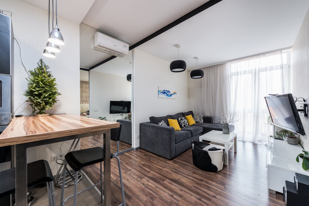 Interior vivienda financiada con préstamo hipotecario - salón moderno y espacioso