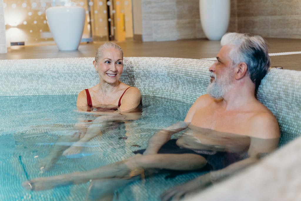 Pareja mayor relajándose en spa representando planificación jubilación