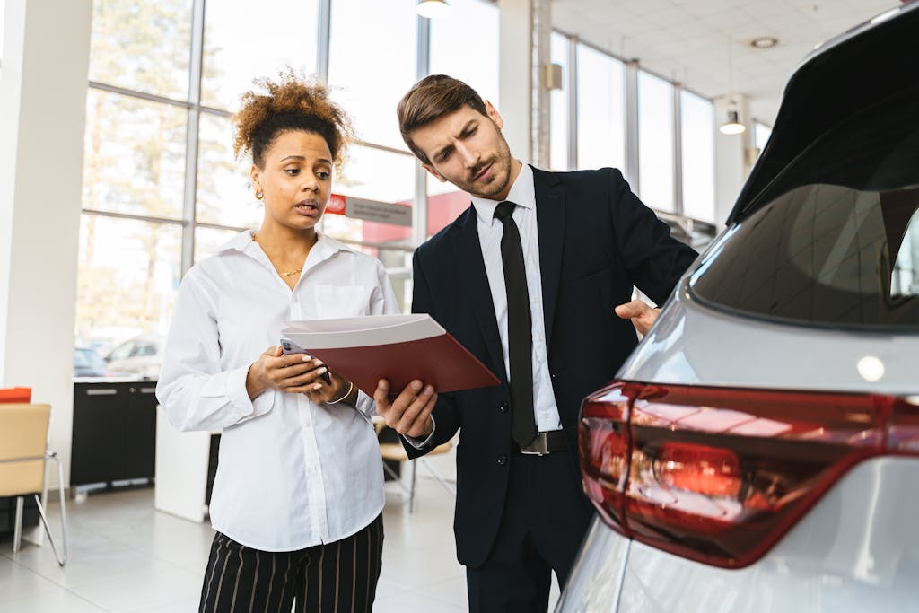endedor coches explicando opciones financiación Flex Options